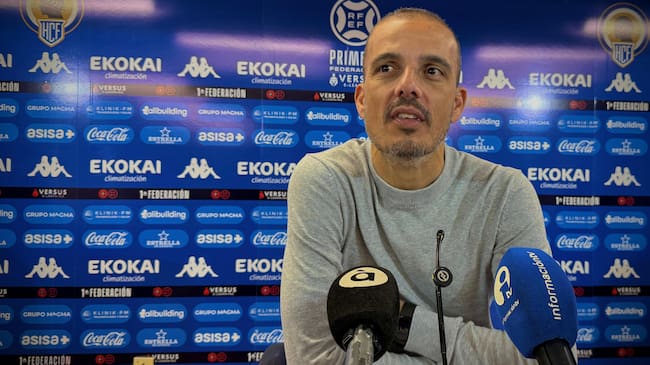 Beto Company, entrenador del Hércules, en la sala de prensa del Rico Pérez