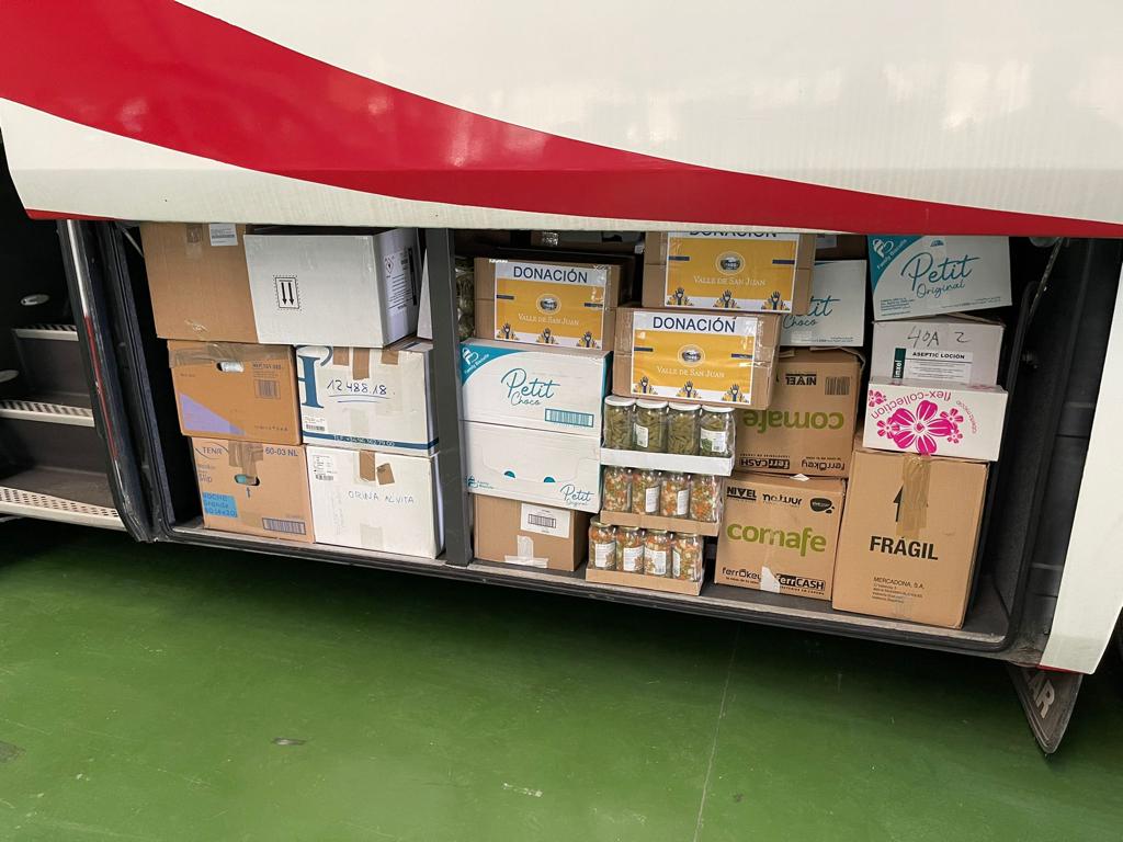 Material que traslada el autobús hasta la frontera entre Ucrania y Rumanía