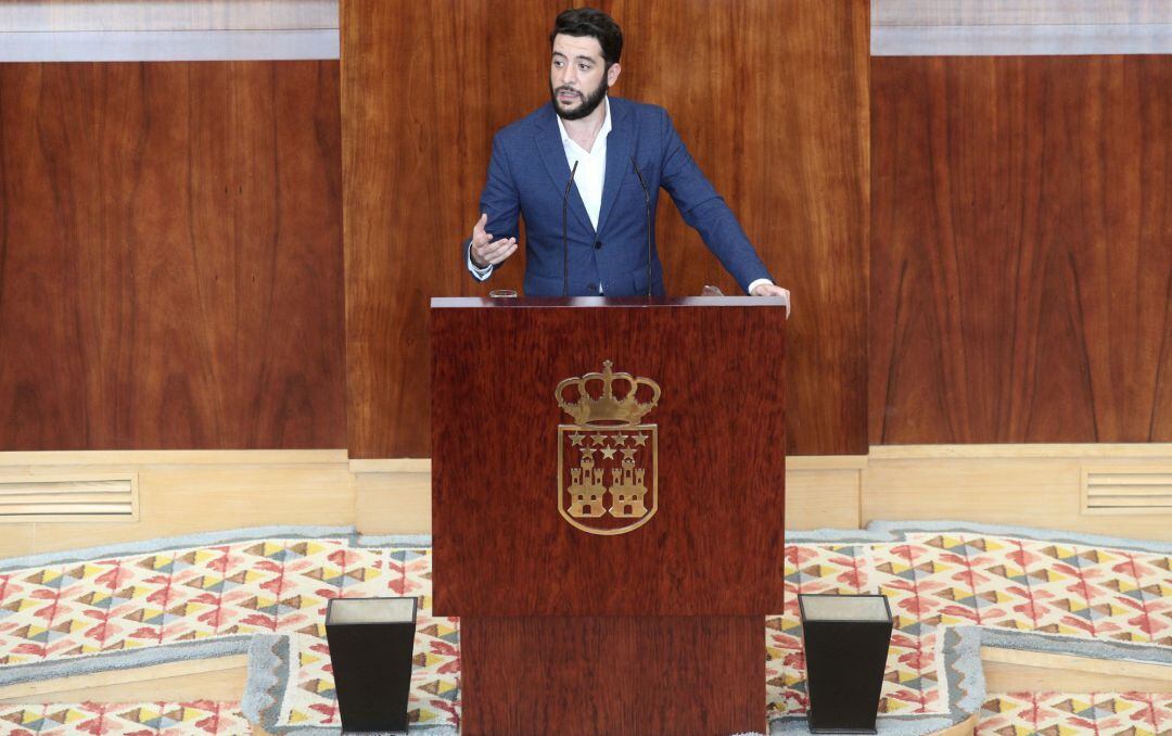 El portavoz de Ciudadanos en la Asamblea de Madrid, César Zafra, en un Pleno del Debate del Estado de la Región.