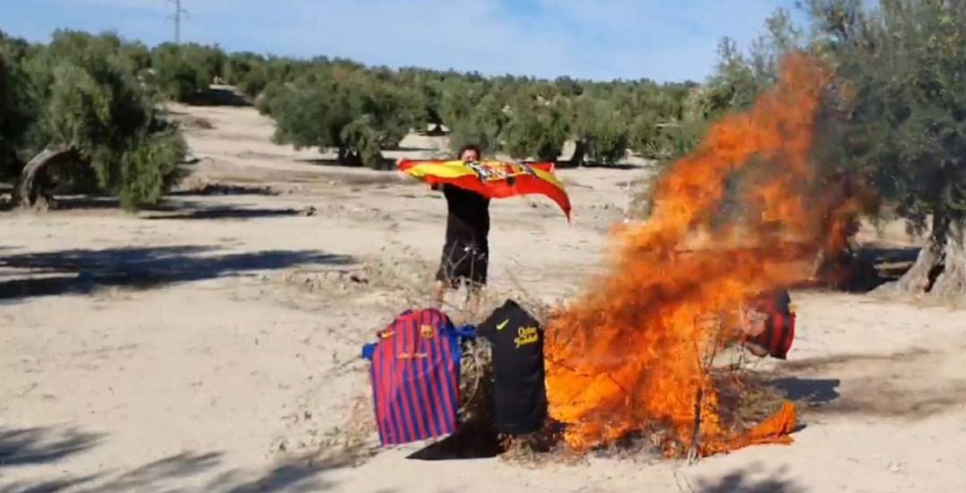 Instante del vídeo en el que Ibarra quema las camisetas.