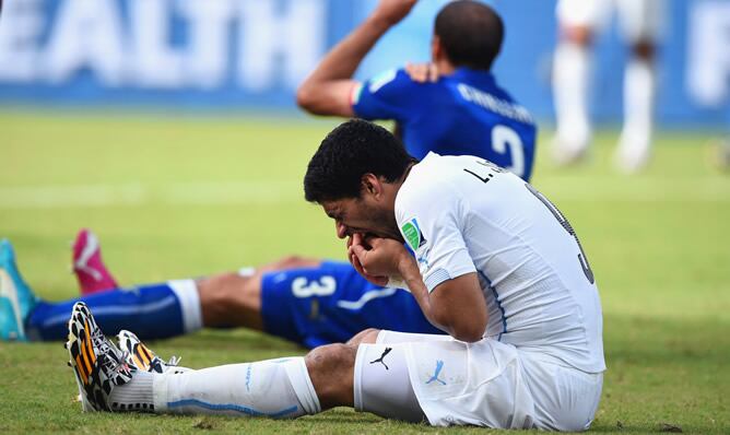 El delantero uruguayo, con Chiellini al fondo después de la acción que le ha valido una sanción por parte de la FIFA de cuatro meses alejado del fútbol.