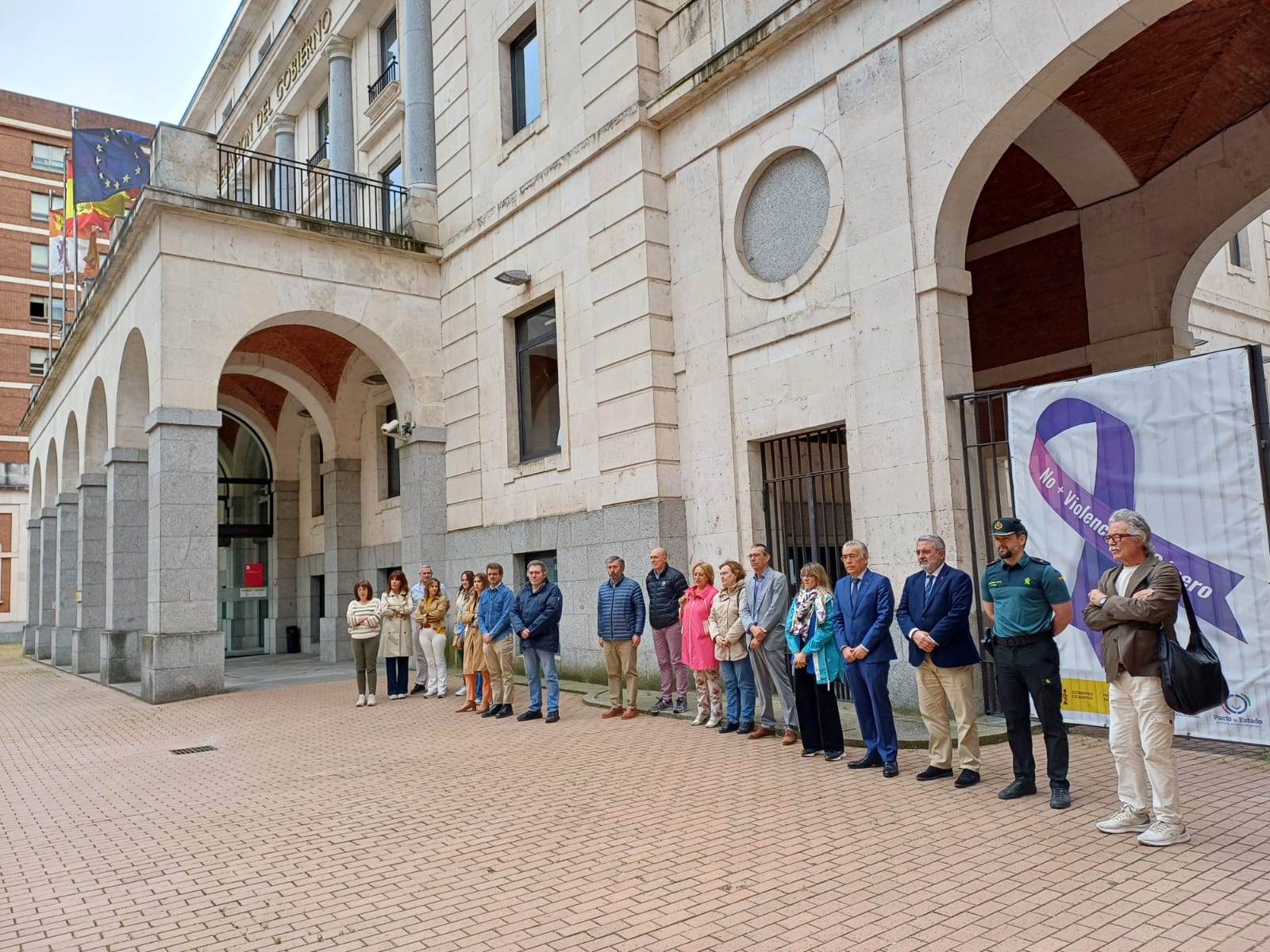 Minuto de silencio en la subdelegación del Gobierno de Burgos en repulsa por el último asesinato machista