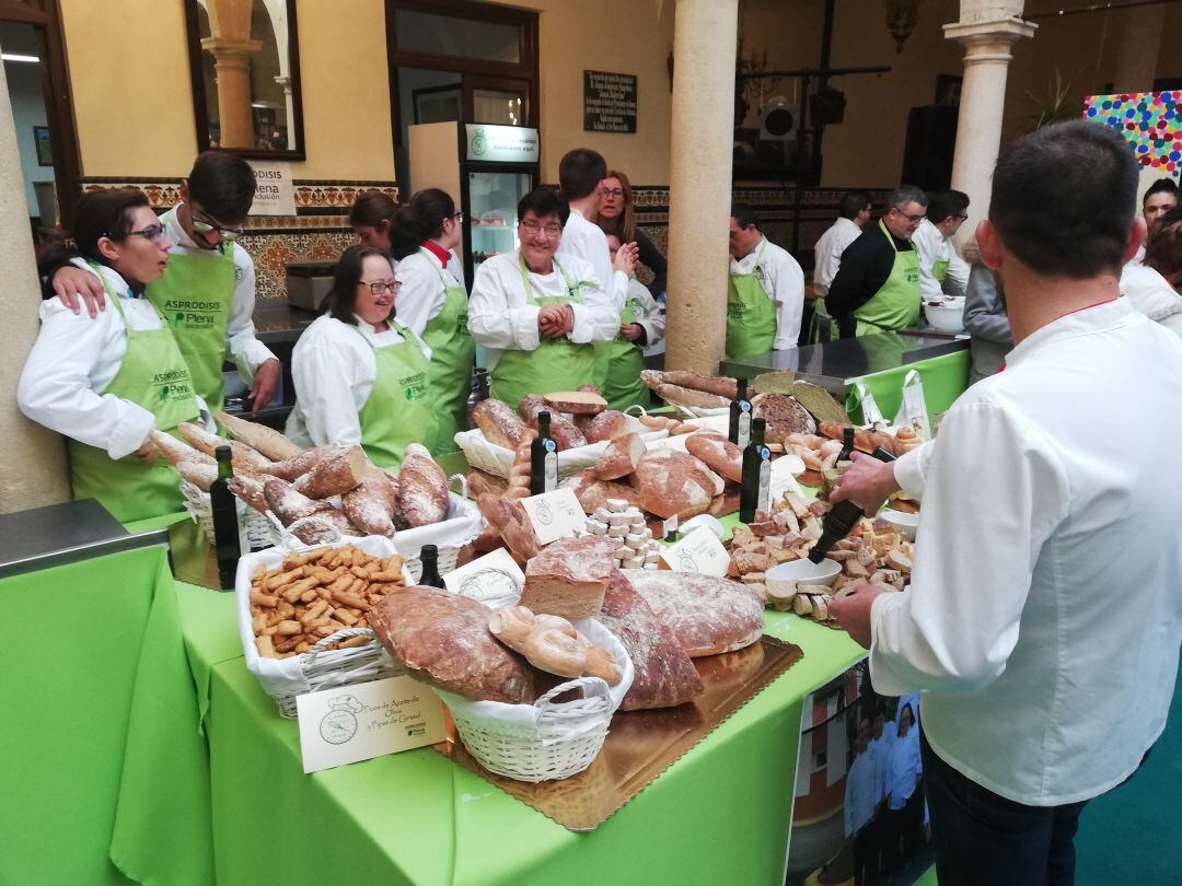 Los alumnos de los talleres ocupacionales de Asprodisis están exponiendo sus productos y creaciones en el patio del Círculo de Artistas