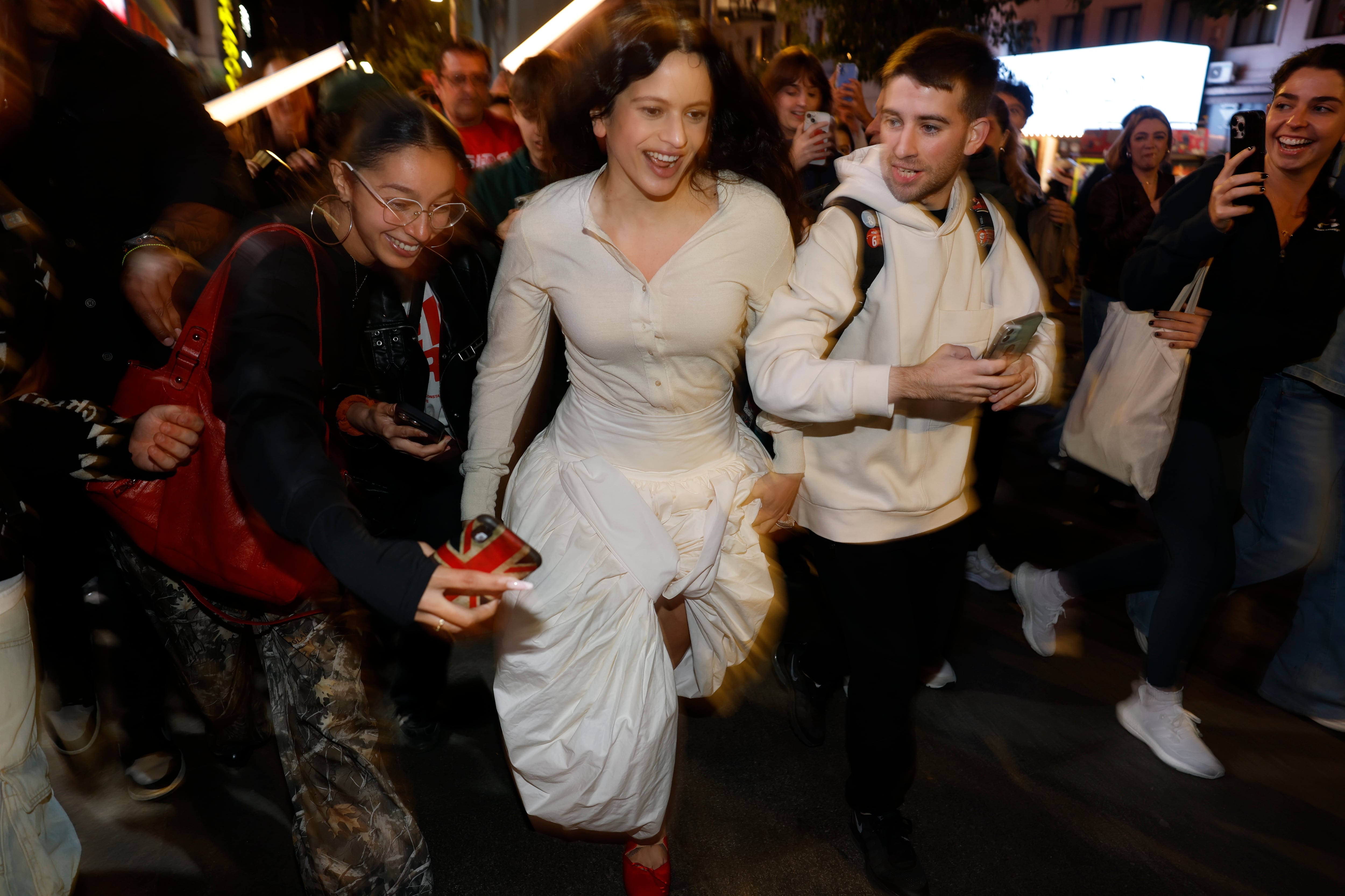La artista Rosalía a su llegada a Callao en una aparición sorpresa para presentar su cuarto álbum, este lunes en Madrid.