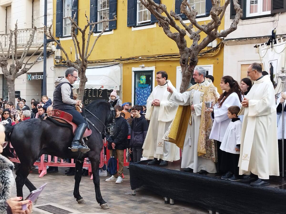 Menorca celebra Sant Antoni pendent del cel