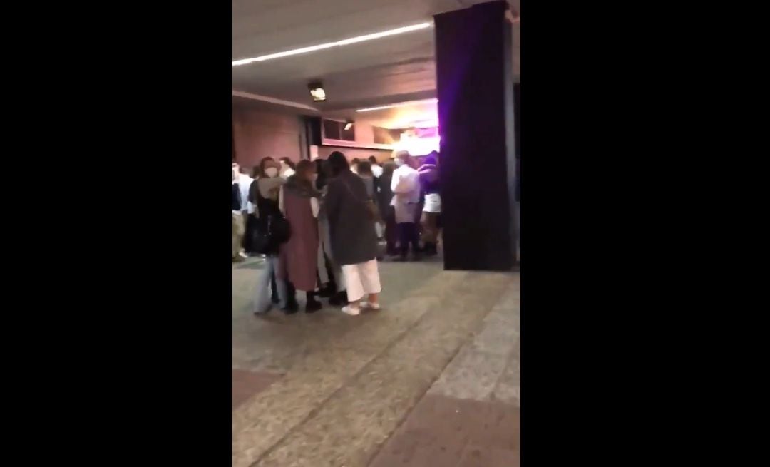 Varios jóvenes se aglomeran en la puerta de la discoteca Nuit Madrid en plena pandemia.