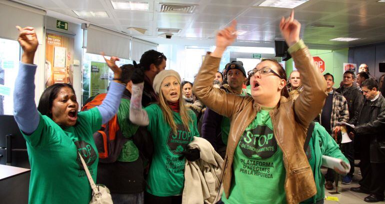 Tres activistes de la PAH, eufòriques després de l&#039;ocupació de la sucursal ubicada a la plaça Imperial Tarraco, a Tarragona.