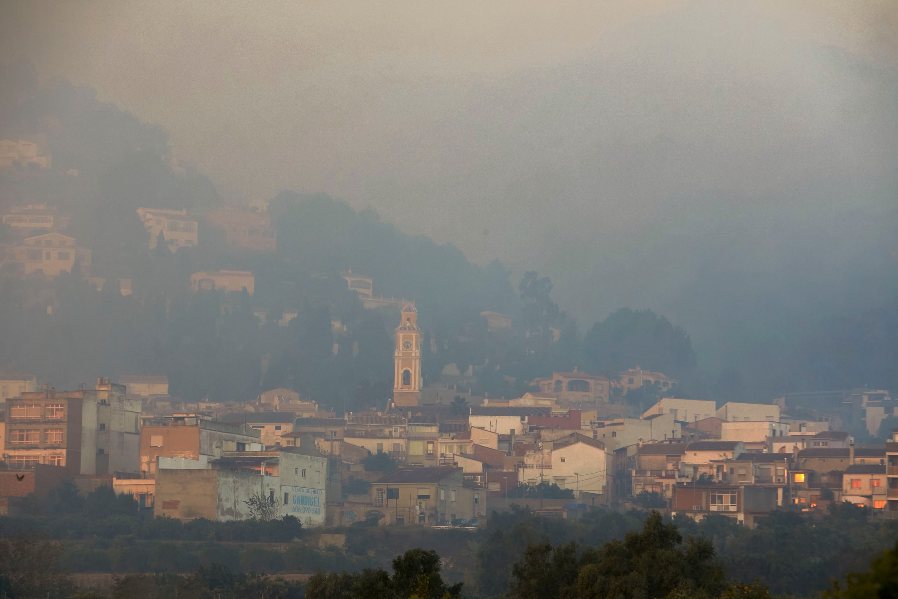 Imagen del incendio de Montixelvo que entre el jueves y el viernes obligó a desalojar a cerca de 1.000 personas en varias poblaciones y urbanizaciones de la zona.