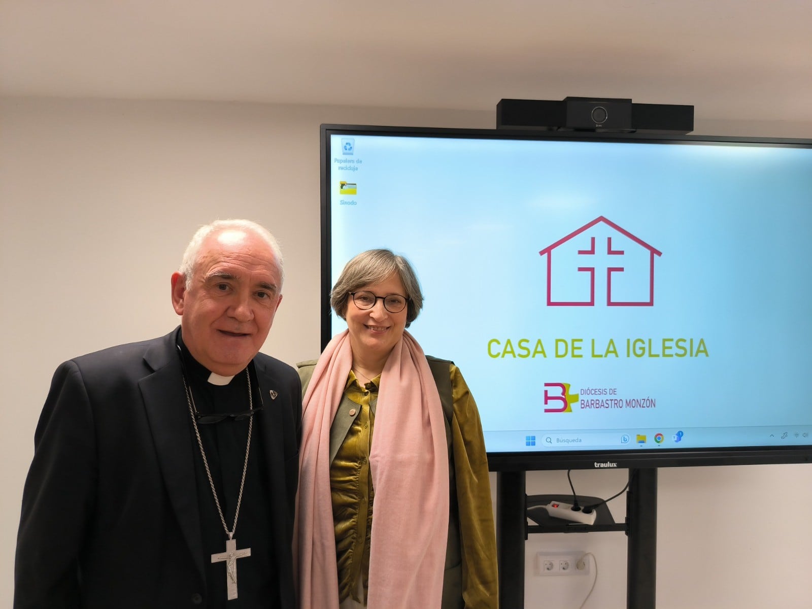 El Obispo, Ángel Pérez, con Cristina Inogés. Foto: Obispado Barbastro-Monzón