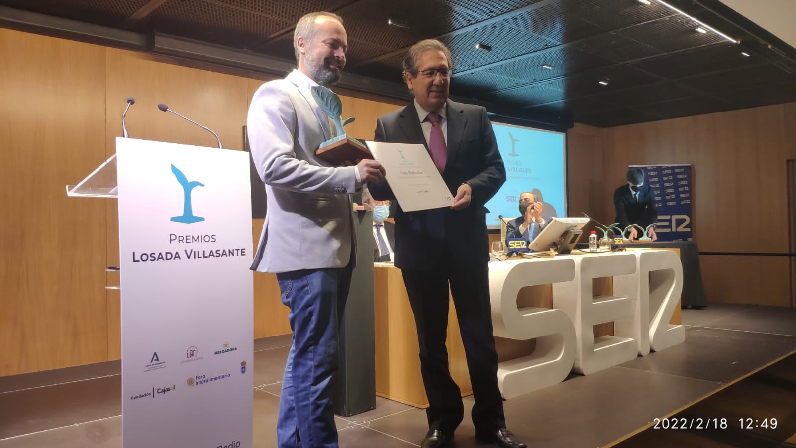 Pedro Medina Vico recoge el premio de manos de Antonio Pulido, presidente de la Fundación Cajasol