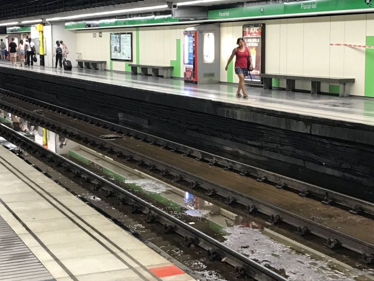 La línea 3 no se detiene en la estación de Paral·lel en dirección a Zona Universitària.