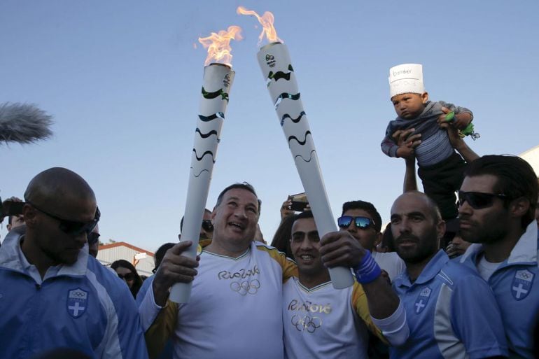 El nadador sirio, Ibrahim Al-Hussein, que perdió una pierna en la guerra, llevó la antorcha olímpica en un campo de refugiados de Atenas.