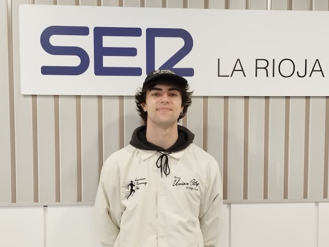 El saltador de longitud, Carlos Beltrán, en los estudios de la Cadena SER de La Rioja.