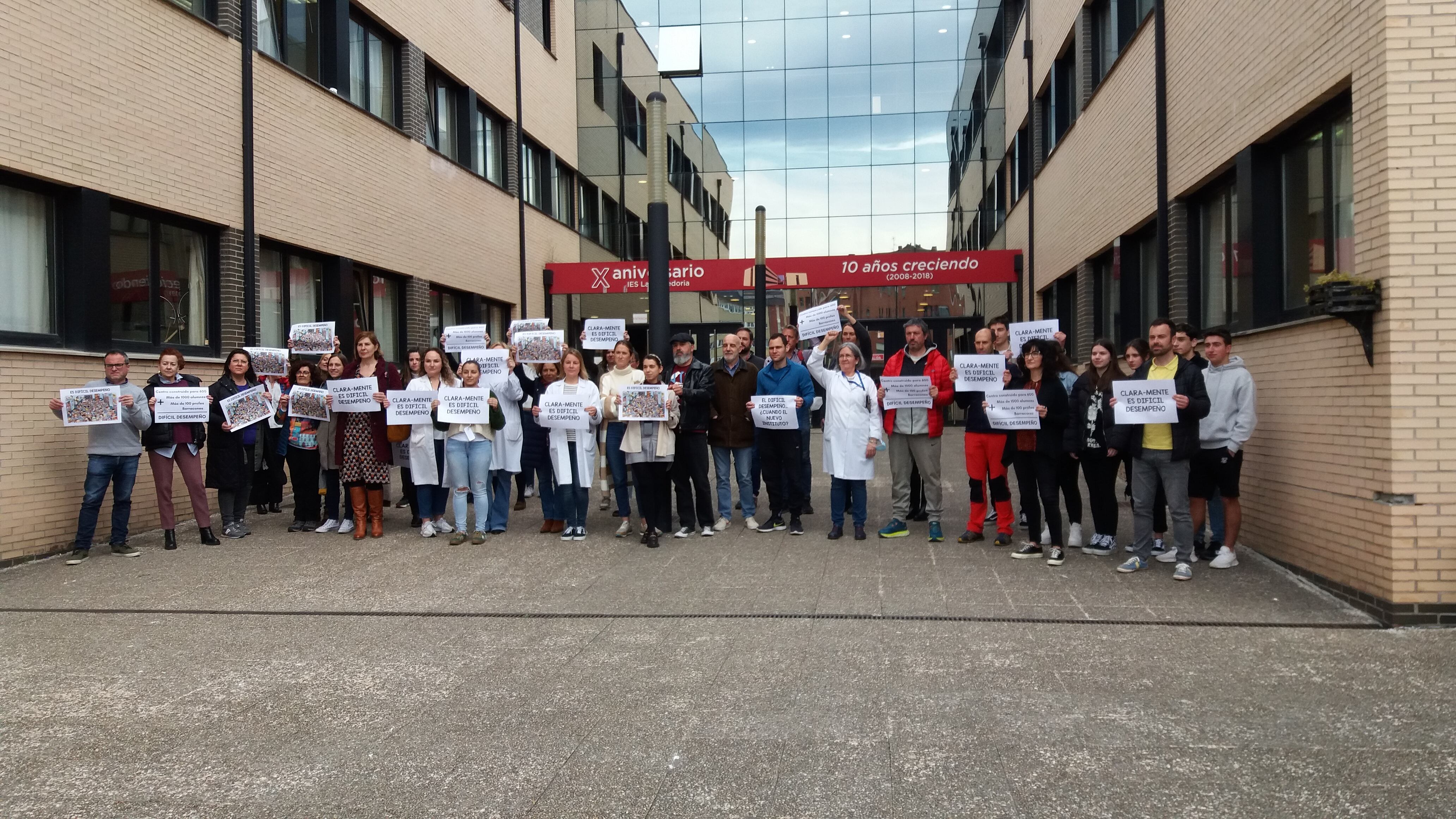 En la imagen, la concentración mantenida por el profesorado del IES de La Corredoria que contó también con la participación de algunos alumnos