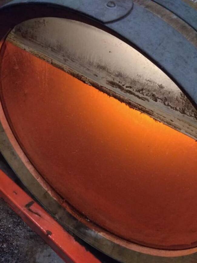 Interior de una barrica de Vin Jaune bajo del velo de flor