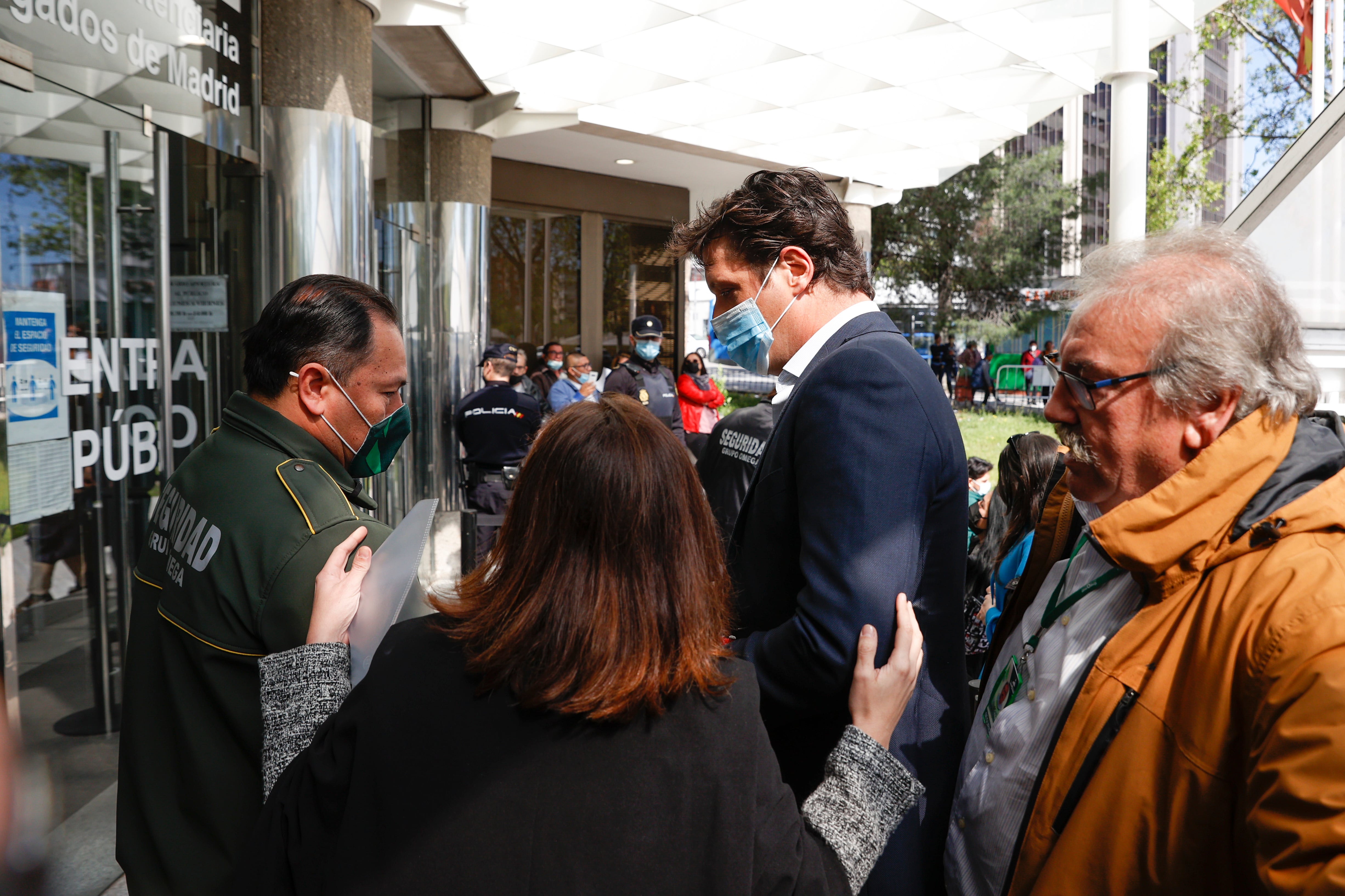 MADRID, 25/04/2022.- El empresario Luis Medina a su llegada al Juzgado de Instrucción número 47 de Madrid donde prestó declaración como investigado junto a Alberto Javier Luceño por delitos relacionados con comisiones en la compraventa de material sanitario al comienzo de la pandemia. EFE/Sergio Pérez