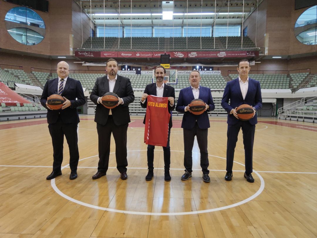 Sito Alonso posa con una camiseta del UCAM y junto a la directiva el día de su renovación