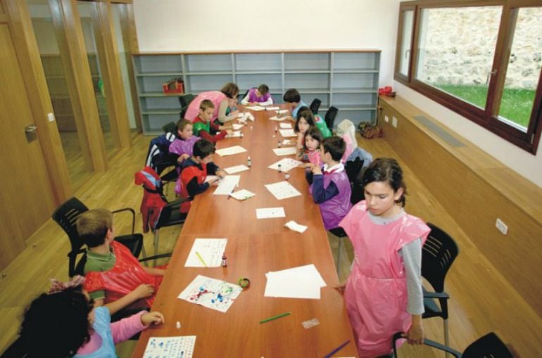 Varios niños participan en un taller