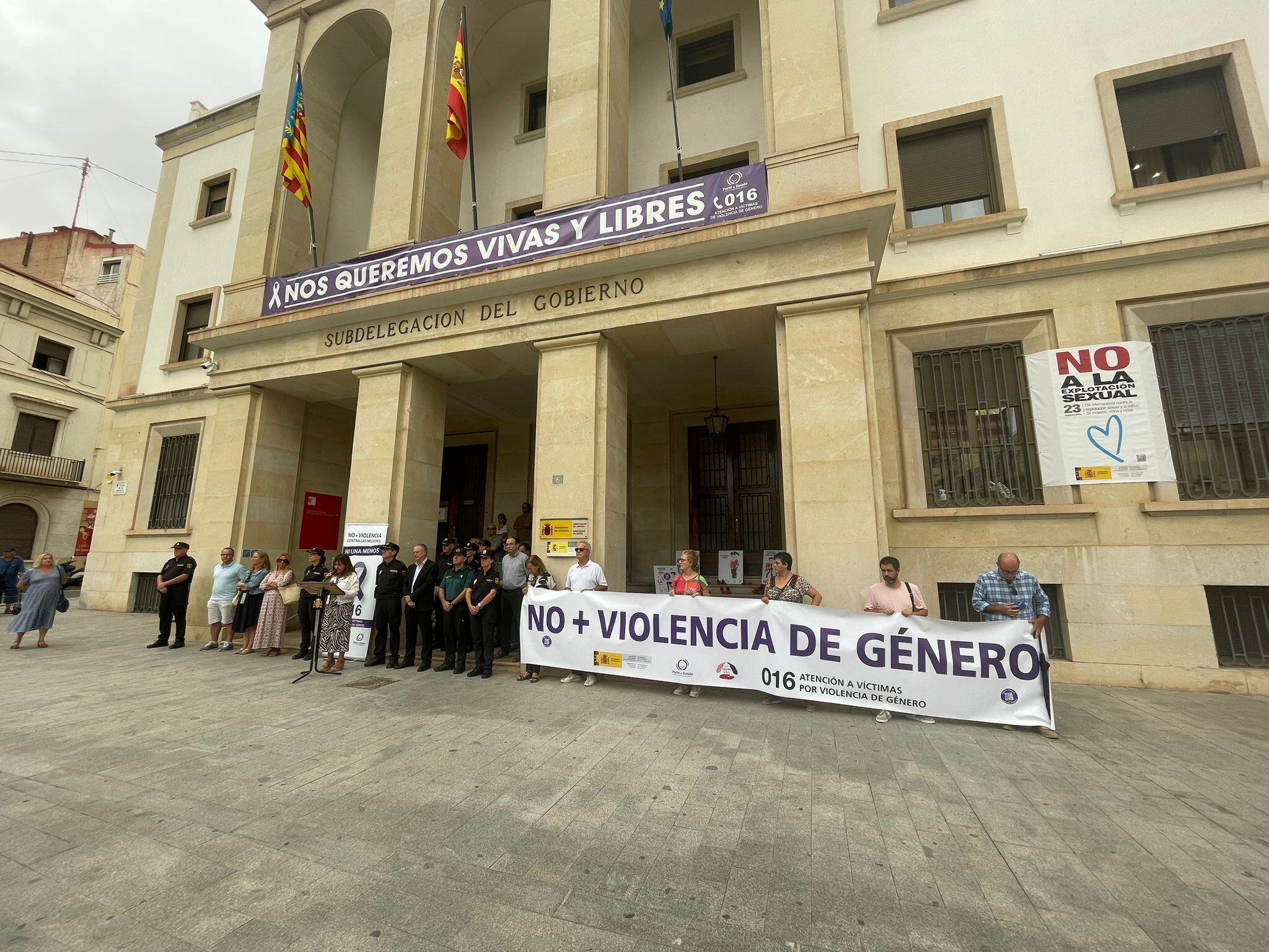 Minuto de silencio en contra de la violencia machista frente a la Subdelegación de Gobierno en Alicante