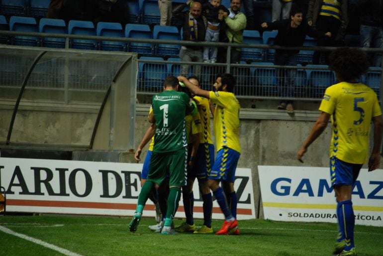 Los jugadores del Cádiz celebrando un gol