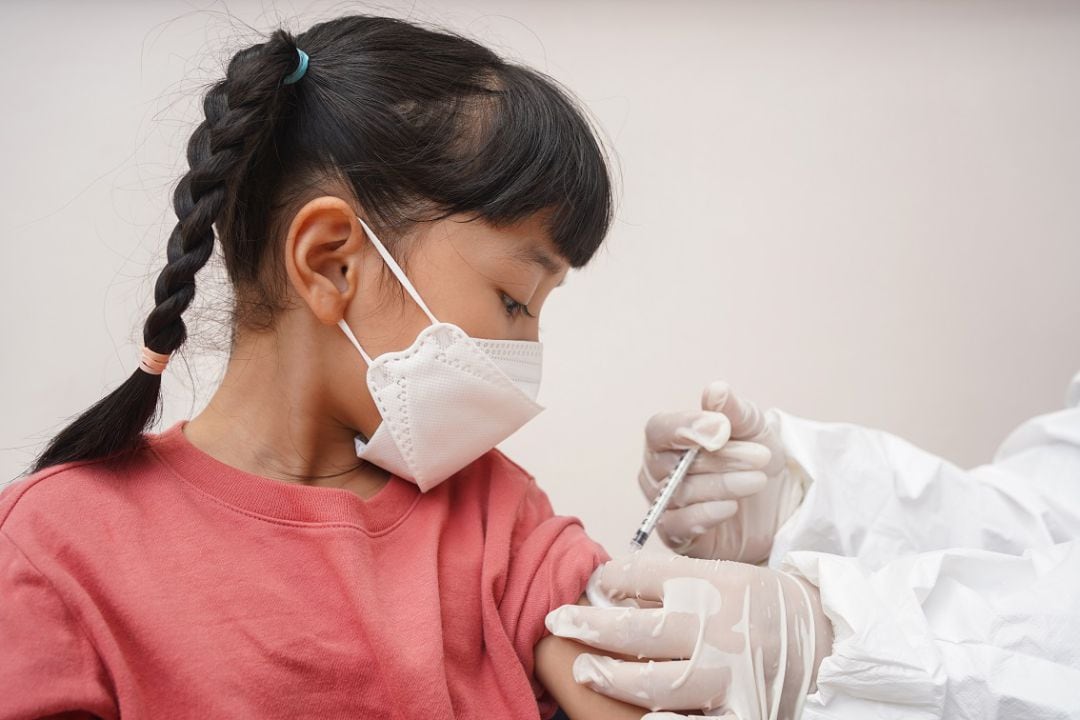 niña recibiendo vacuna