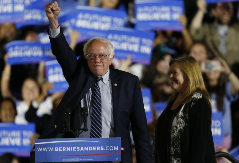 El candidato demócrata Bernie Sanders, junto a su esposa en California.