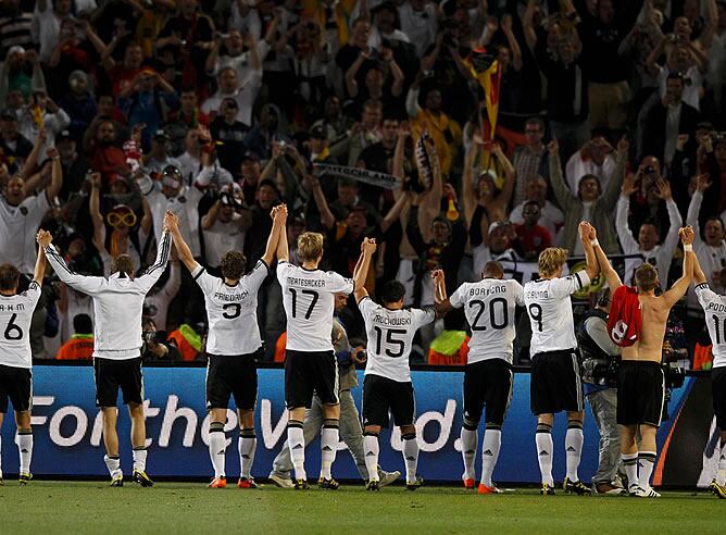 Los jugadores alemanes celebra su clasificación para cuartos