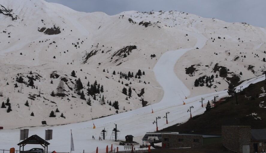 Cerler esta sábado con una capa del polvo sahariano