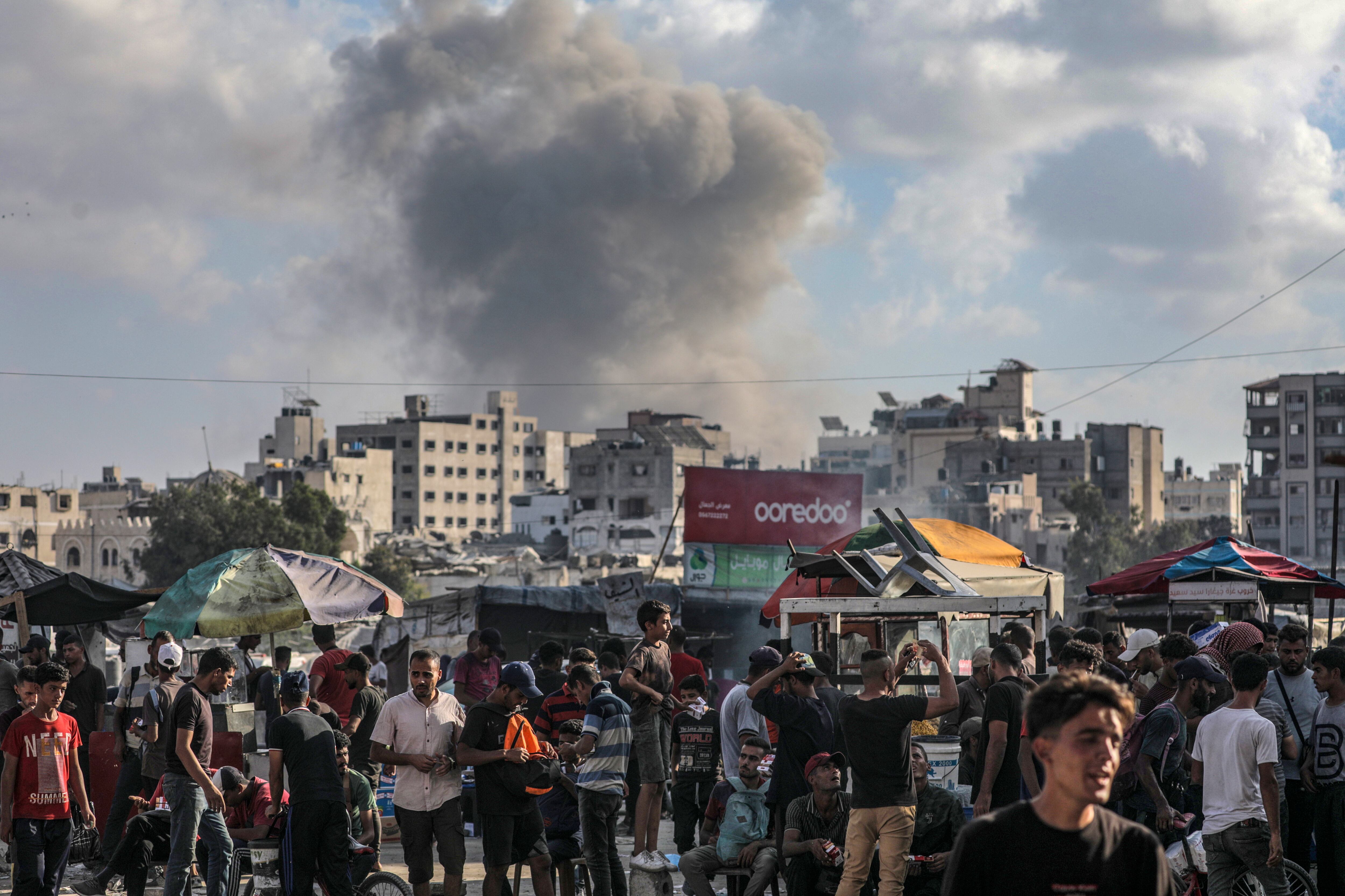 El humo se eleva tras un ataque aéreo israelí durante una operación militar en la ciudad de Gaza