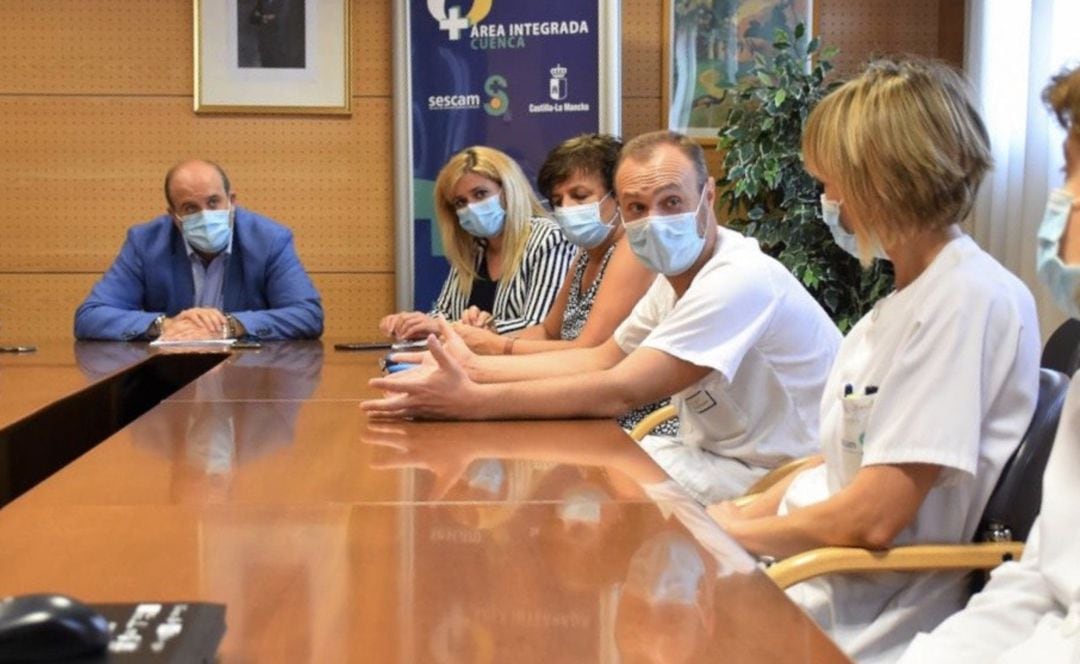 El vicepresidente José Luis Martínez Guijarro (a la izquierda) ha agradecido, en nombre del Gobierno del presidente Emiliano García-Page, la labor desempeñada por los profesionales sanitarios del hospital conquense durante la pandemia.