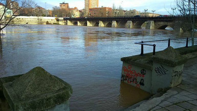El Pisuerga incrementa su caudal a su paso por el Puente Mayor