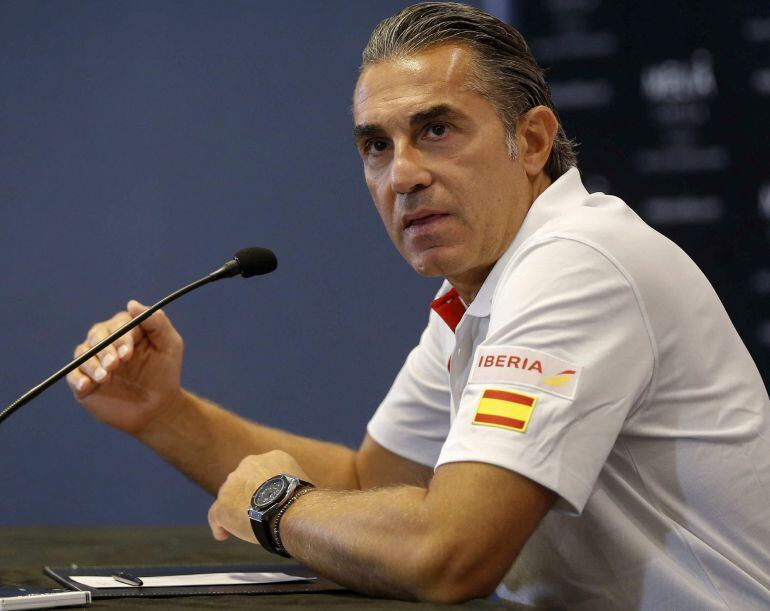 GRA121. MADRID, 10/08/2015.- El entrenador de la selección española, Sergio Scariolo, durante la rueda de prensa que ha ofrecido al término del último entrenamiento realizado hoy en el Triángulo de Oro, en Madrid, donde han preparado el eurobasket que se disputará en septiembre. EFE/Paco Campos