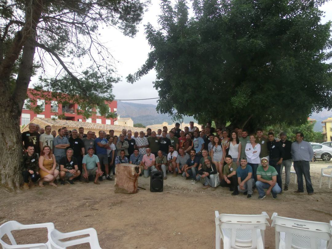 Foto de familia del tercer encuentro, celebrado ayer en Jesús Pobre, entre restauradores y productores locales de la Marina Alta.