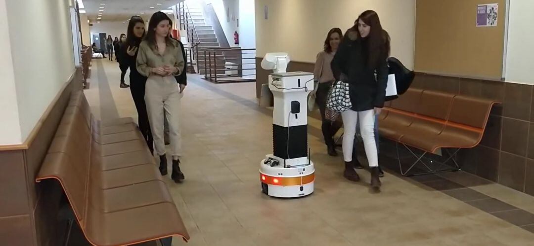 La prueba con el robot Tiago se desarrollo por los pasilos de la Escuela Técnica Superior de Ingeniería de Telecomunicaciones de la URJC, en Fuenlabrada.