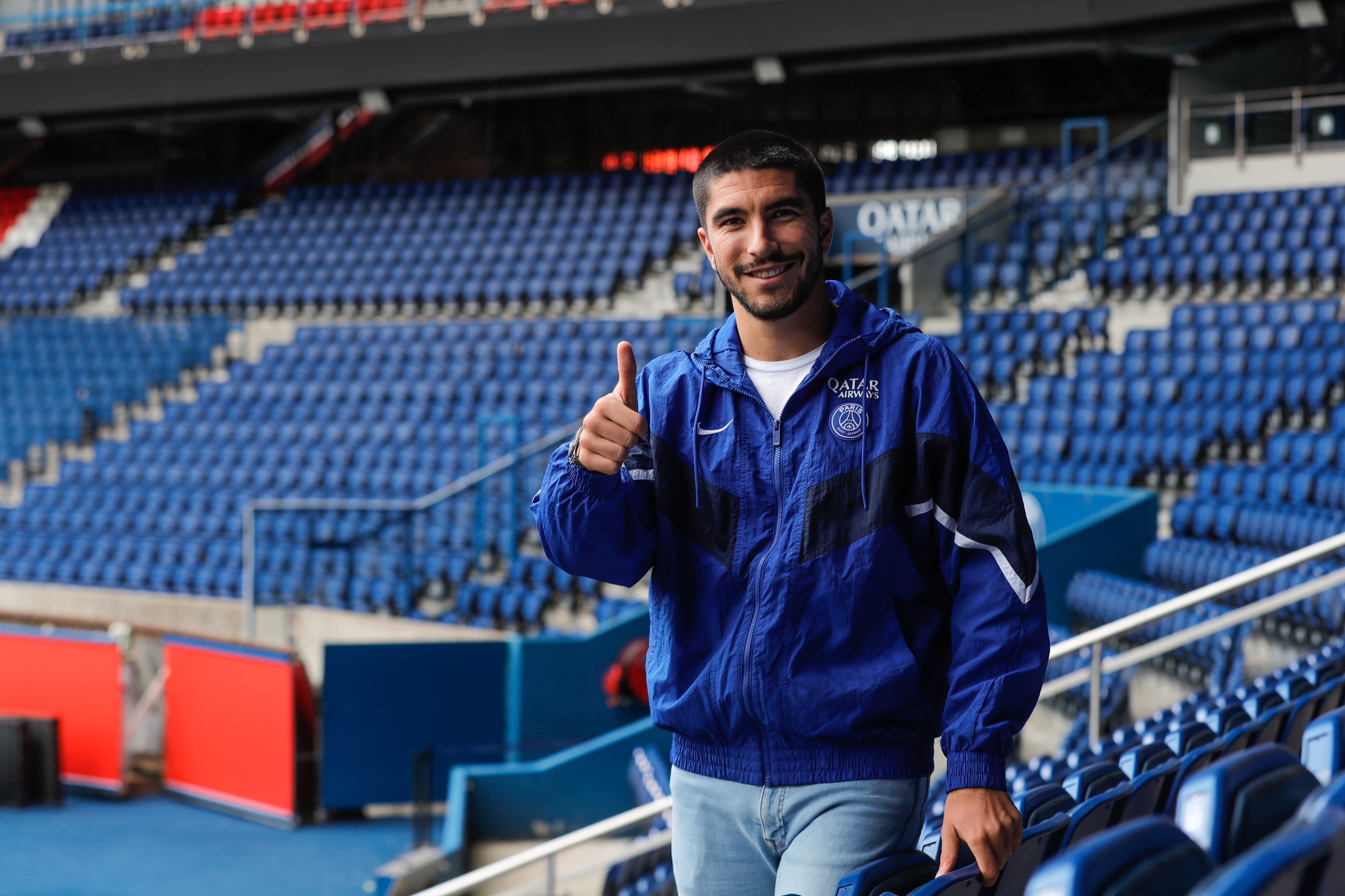 Paris (France), 16/09/2022.- Paris Saint-Germain&#039;s (PSG) new Spanish midfielder Carlos Soler poses during his presentation as new player of the French Ligue 1 soccer club at Parc des Princes in Paris, France, 16 September 2022. The Spanish international left Valencia FC in September to join PSG. (Francia) EFE/EPA/TERESA SUAREZ
