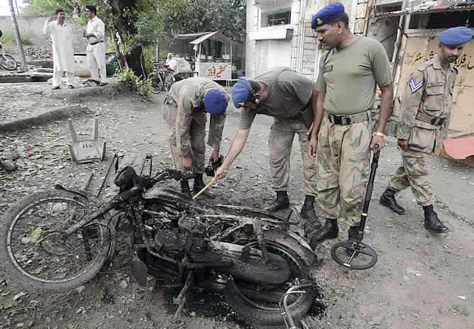 Éste es el estado en el que quedó la moto bomba utilizada para perpetrar el segundo de los atentados de hoy en Rawalpindi, Paquistán.