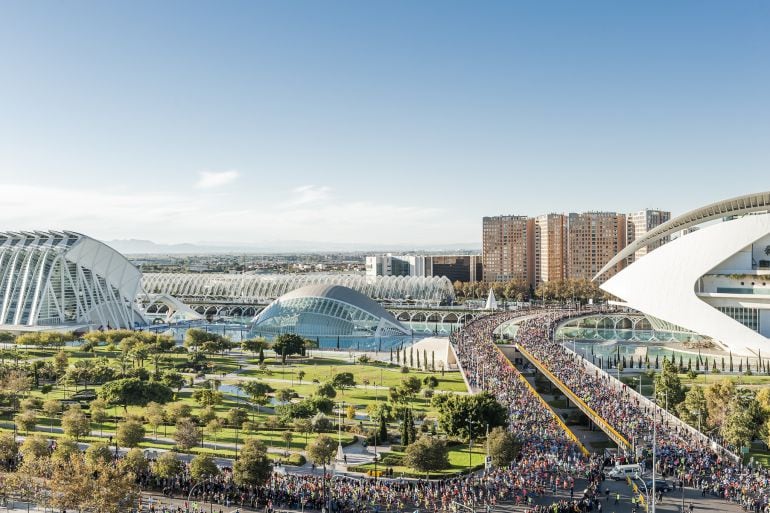 Miles de corredores toman ya Valencia