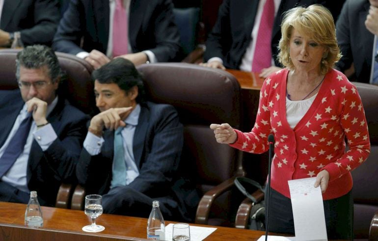 La expresidenta de la Comunidad de Madrid, Esperanza Aguirre (d); el exconsejero de Presidencia, Justicia e Interior, Francisco Granados (i), y el exvicepresidente de la comunidad, Ignacio González, durante un pleno celebrado en la Asamblea de Madrid en 2009, suspendido ante la imposibilidad de que cesaran los gritos y reproches entre los diputados 