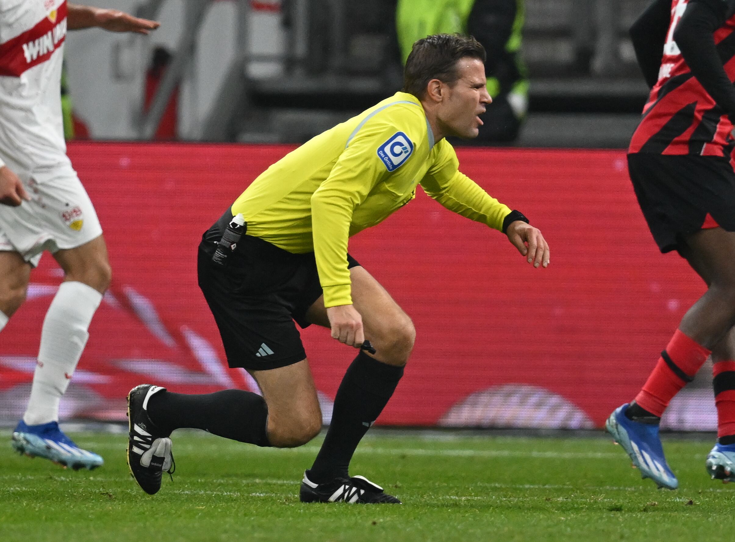 Felix Brych se lesiona durante el Eintracht Frankfurt-VfB Stuttgart