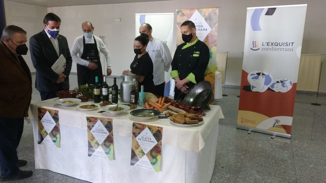 Herick Campos recibe las explicaciones de los cocineros en el CDT de Alicante