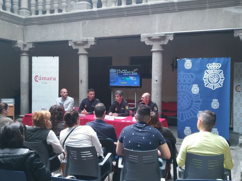 Miembros de la Policía Nacional se dirigen a los comerciantes abulenses, en unas jornadas en la Cámara de Comercio, el pasado mes de Mayo