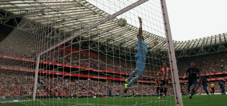 Vicente Guaita no pudo atajar el remate de Raúl García en el segundo gol del Athletic.