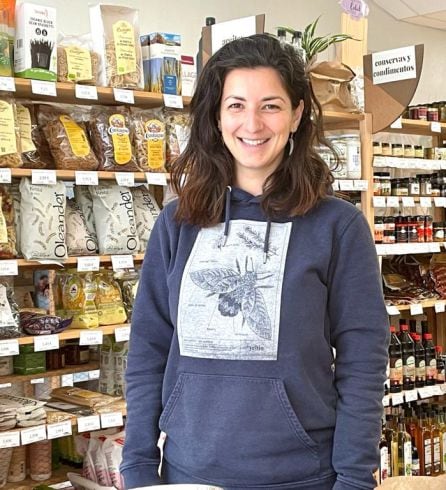 Marta, en Yebio, su tienda de productos ecológicos en Nava