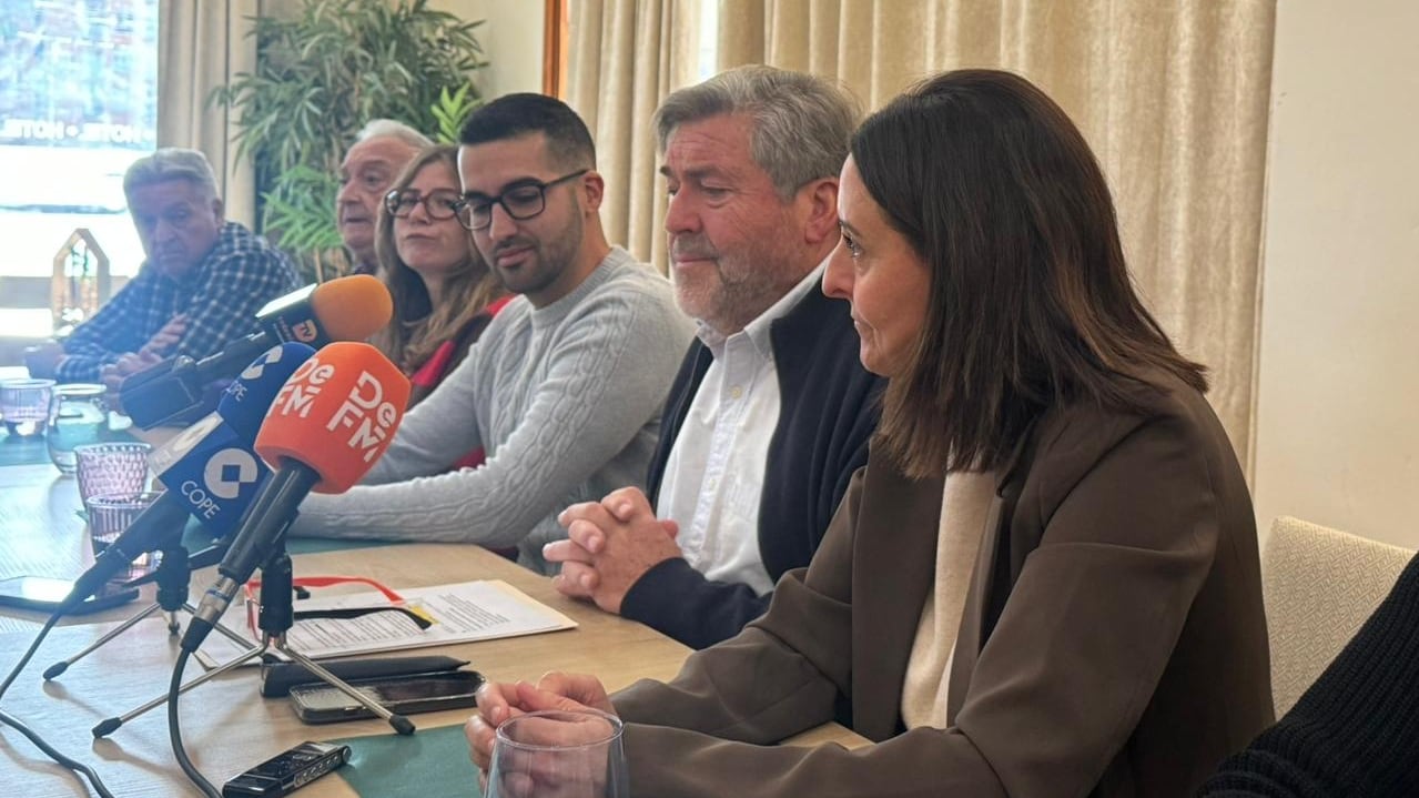 El portavoz municipal y vicealcalde, Rafa Carrió, junto a las concejalas María José García y Valen Alcalà, así como por otros miembros de la formación