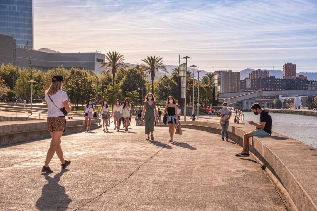 Personas con mascarilla en Bilbao