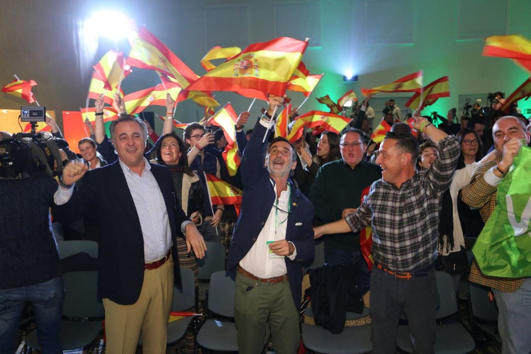 El presidente de Vox, Santiago Abascal, y el candidato a la Presidencia de la Junta de Andalucía, Francisco Serrano, celebran los resultados del 2-D. 
 
 