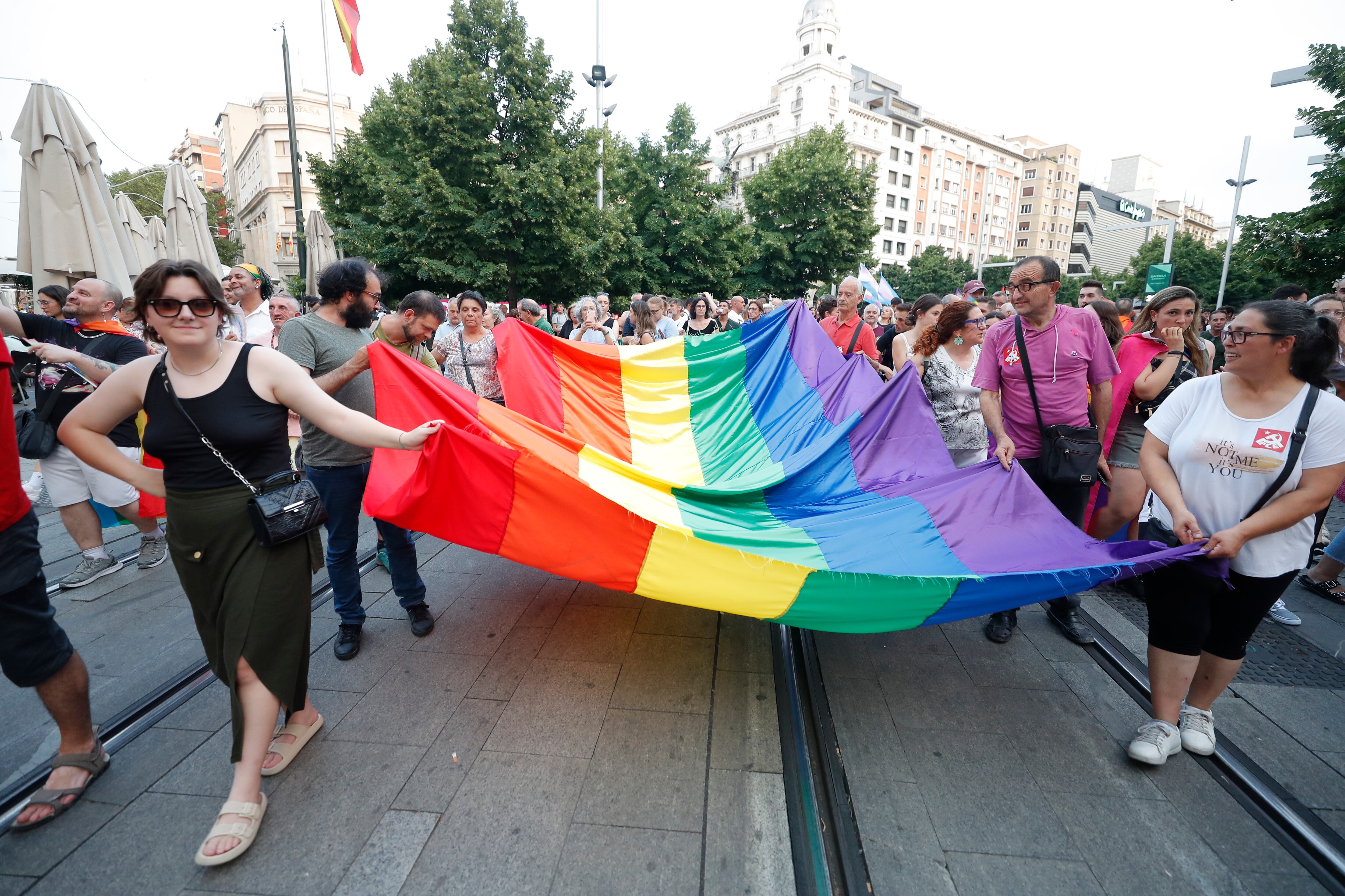 ZARAGOZA (ARAGÓN), 28/06/2023.- Grupos de personas participan en la marcha del Día del Orgullo LGBTI este miércoles, en Zaragoza (Aragón). Un tsunami multicolor compuesto por miles de personas ha teñido esta tarde el centro de Zaragoza con motivo del Día del Orgullo LGTBI para mostrar su rechazo a los delitos de odio contra el colectivo, la llegada de VOX a las instituciones y reivindicar una sociedad diversa, igual y libre. EFE/ Javier Cebollada
