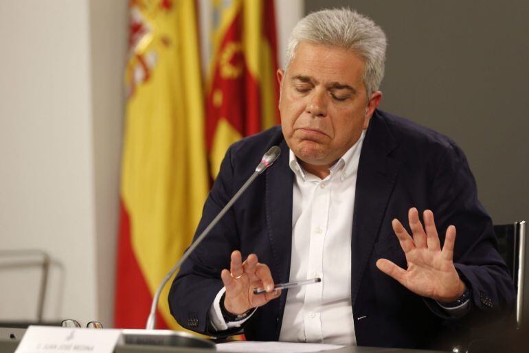 GRA137 VALENCIA, 12/05/2015.- El vicepresidente de la Diputación de Valencia, Juan José Medina, durante su comparecencia después de que el presidente de la institución, Alfonso Rus, haya decidido cederle temporalmente la presidencia de la misma para &quot;atender&quot; la investigación sobre el supuesto cobro de comisiones en la corporación provincial. EFE/Juan Carlos Cárdenas