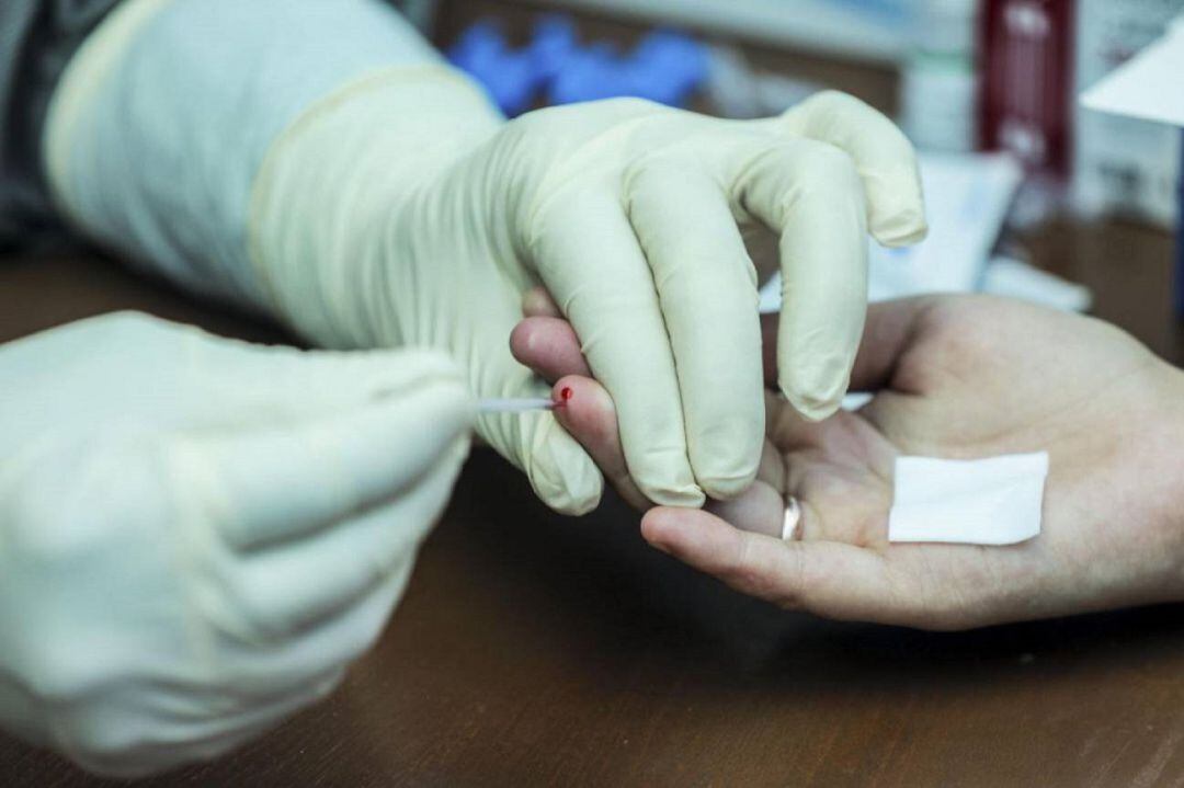 Una mujer se realiza un test de Covid-19.