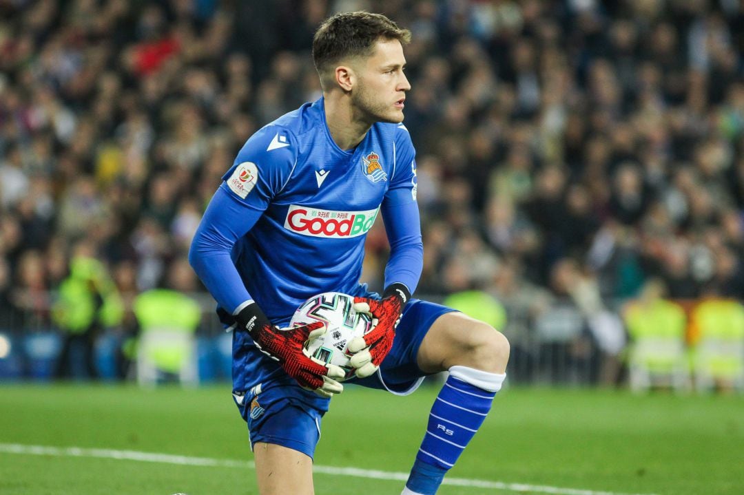 Alex Remiro ataja un balón en el derbi contra el Athletic